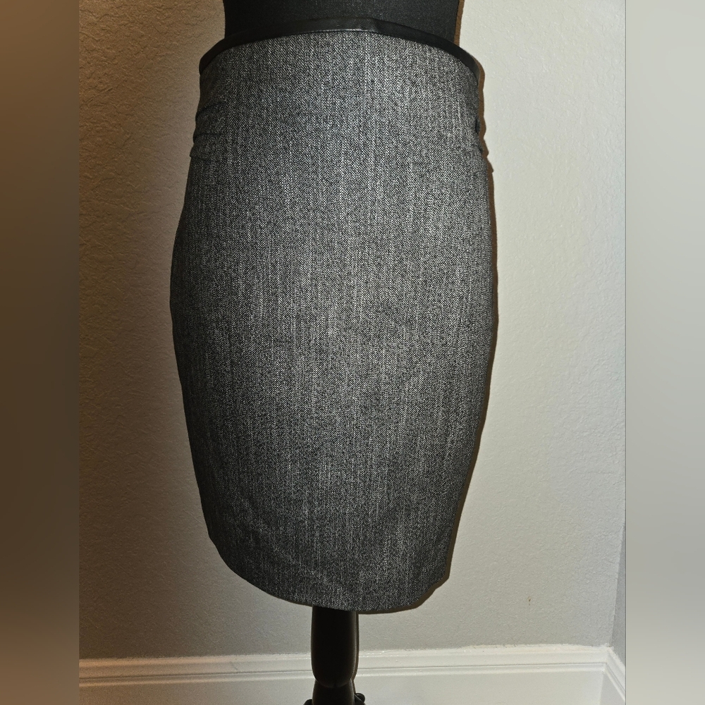 Express, size 2, black.